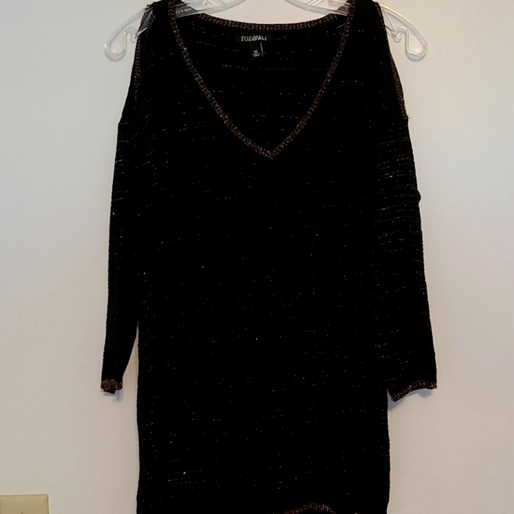 NWOT Roz & Ali cold shoulder black  sweater with copper metallic accent Sz XS